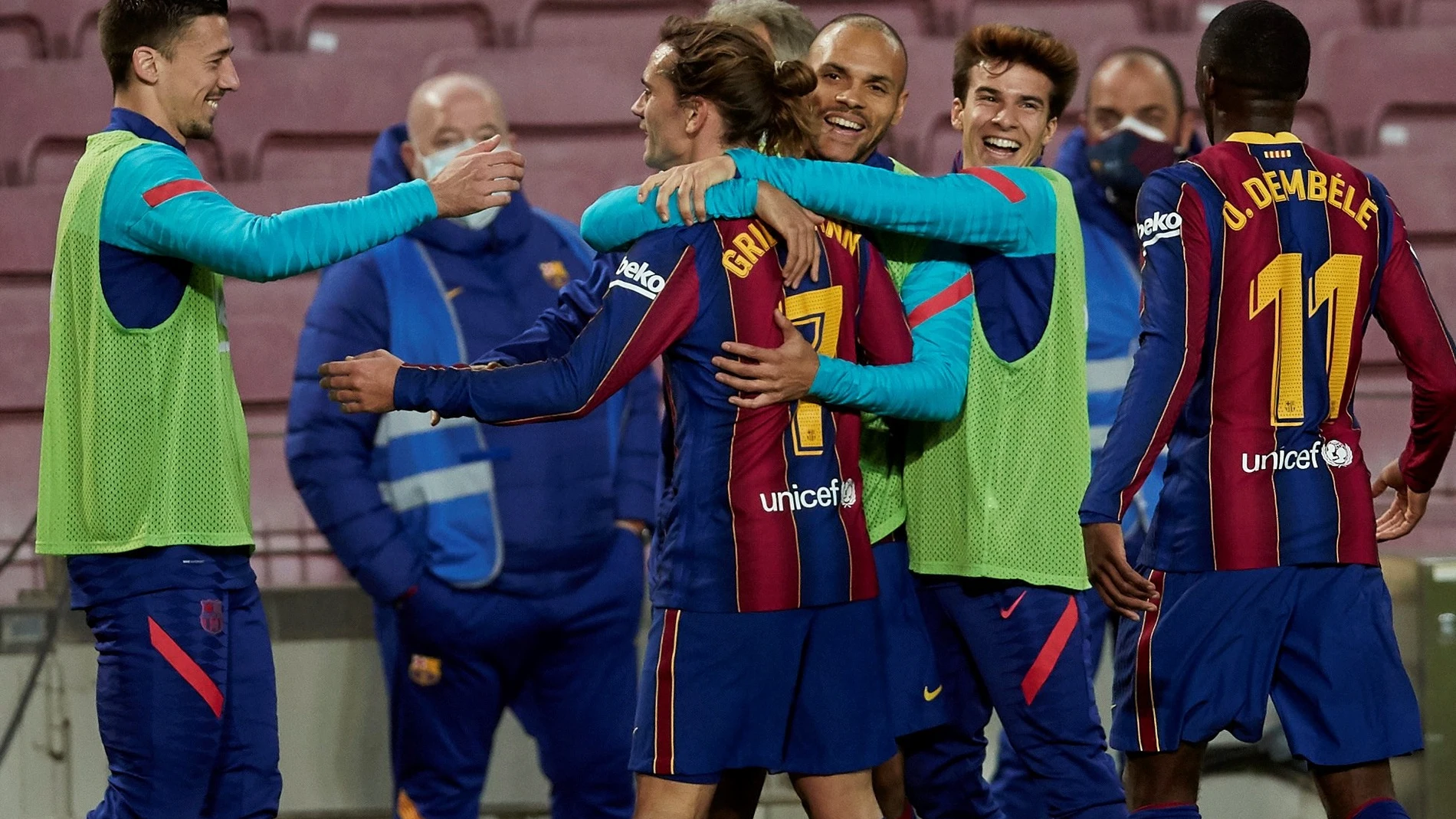Los jugadores del Barcelona celebran el tanto de Griezmann, que dio el triunfo al Barcelona ante el Athletic Club