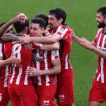 Los jugadores del Atlético celebran uno de los goles en el Carranza