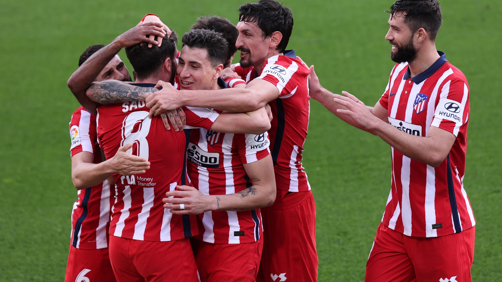 Los jugadores del Atlético celebran uno de los goles en el Carranza