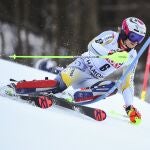 El noruego Henrik Kristoffersen baja a toda velocidad durante un eslalon de la Copa del Mundo de esquí alpino, en Chamonix, el domingo 31 de enero de 2021. (AP Photo/Marco Tacca)