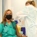 Una sanitaria recibe la primera dosis de la vacuna contra la Covid en Castilla y León