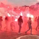 Lo ultras lanzaron botes de humo y objetos contra los jugadores y provocaron varios incendios