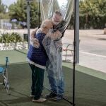 Pilar, de 90 años, abraza a su hijo Manuel a través de un plástico para prevenir la propagación del coronavirus en una residencia de ancianos de Valterna (Valencia). Imagen de archivo.