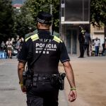 Un agente de la Policía Local de Vic, caminando en la población