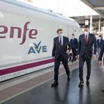 El presidente del Gobierno, Pedro Sánchez (c) junto al presidente de la Generalitat Valenciana, Ximo Puig (i) y al Ministro de Fomento, Jose Luis Ábalos, inauguran el servicio comercial de la nueva línea de tren de alta velocidad (AVE) entre Madrid, Elche y Orihuela (Alicante), que en un futuro próximo tendrá continuidad hasta Murcia.