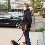 La Infanta Elena saca a pasear a su mascota por el barrio del Niño Jesús