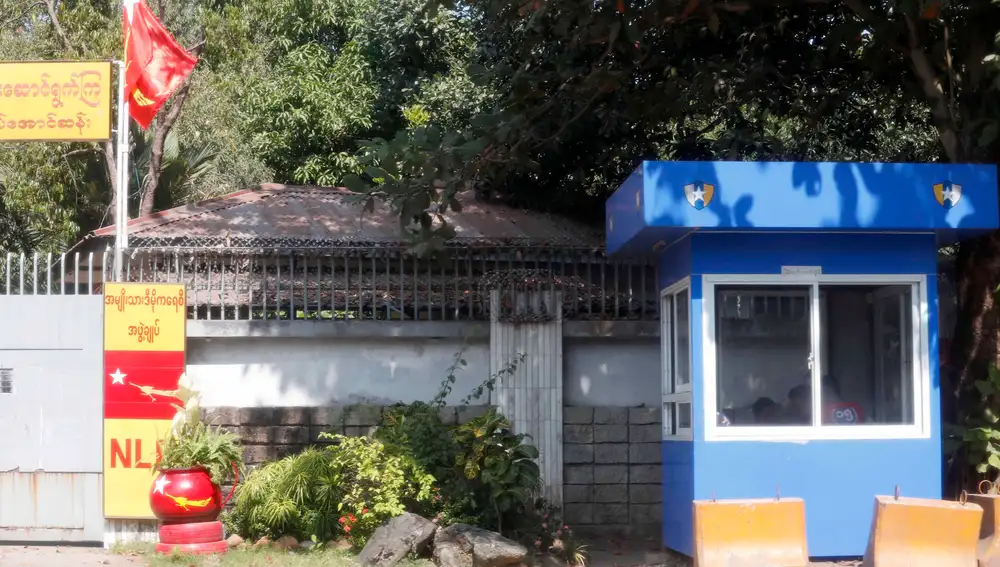 Puesto policial delante de la casa de Suu Kyi en Yangon