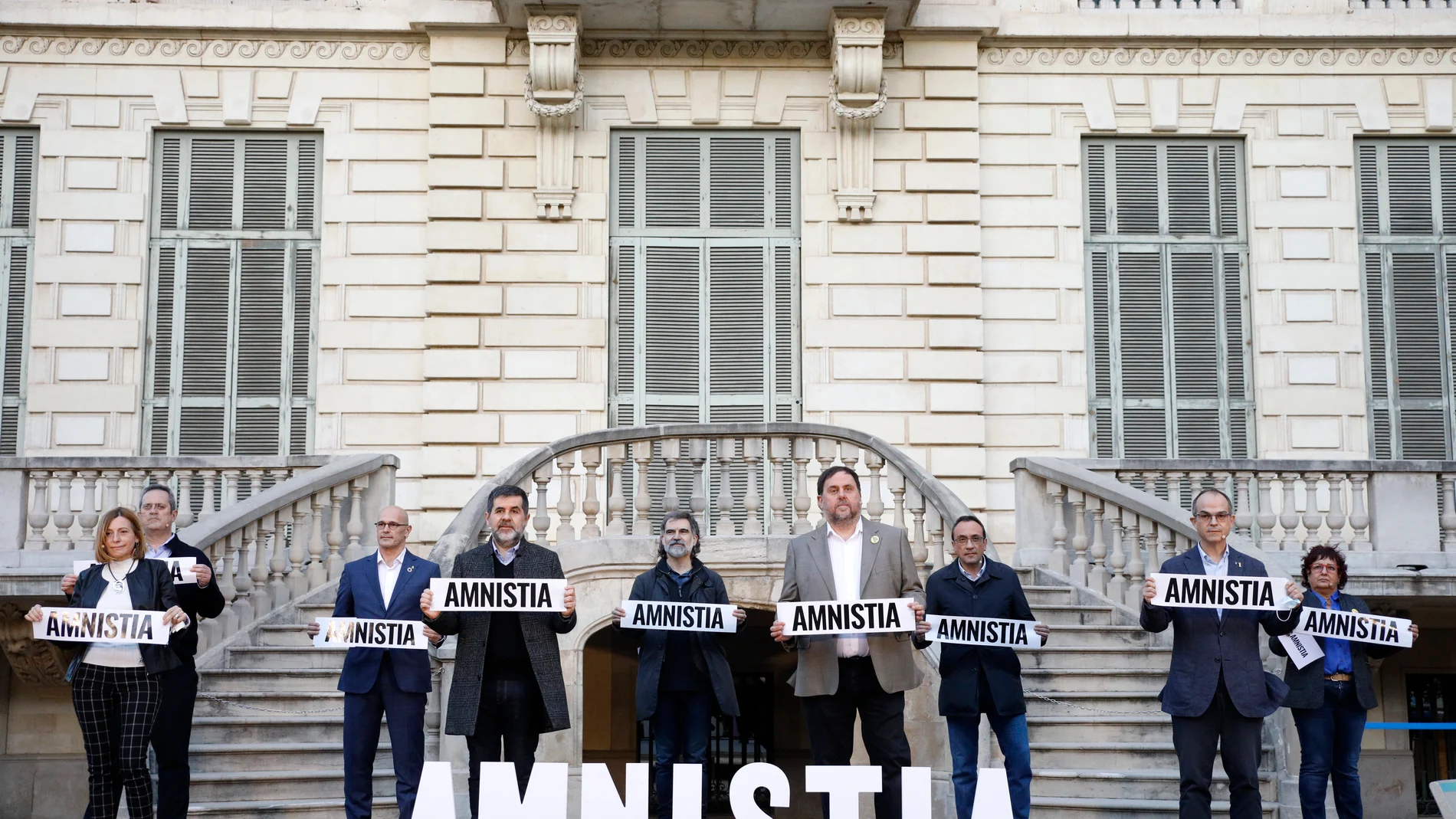 Òmnium Cultural reunió a los presos independentistas por el 1-O para ofrecer una fotografía conjunta por la amnistía y animar a la participación del soberanismo en los comicios