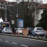 Agentes de la Policía Nacional francesa comprueban los vehículos españoles este lunes en el paso fronterizo entre España y Francia