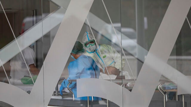 Personal sanitario con traje EPI durante el ingreso de un paciente covid-19 al nuevo Hospital de Emergencia Covid-19
