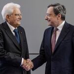 El presidente saliente Sergio Mattarella, y el actual primer ministro italiano, Mario Draghi, en una foto de archivo