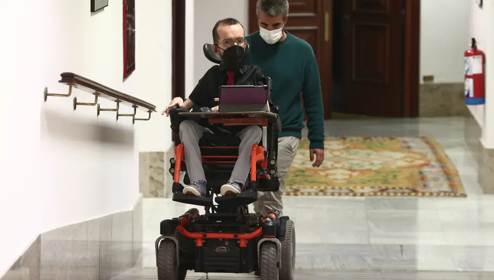 El portavoz parlamentario de Unidas Podemos, Pablo Echenique, se dirige a una Junta de Portavoces.
