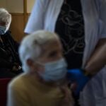 Espera para vacunarse en una residencia de Barcelona. AP Photo/Emilio Morenatti