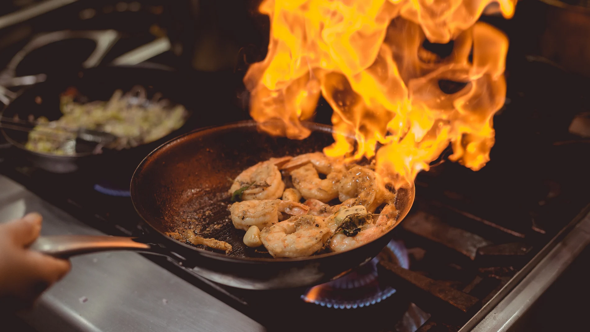 Cuando las sartenes se calientan demasiado, se forma un vacío en el centro que daña su superficie.