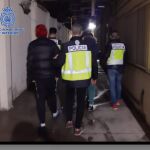 Agentes de Policía conducen a varios de los detenidos