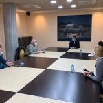 El consejero de Fomento e Infraestructuras, José Ramón Díez de Revenga, el presidente de la asociación de vecinos de Barriomar, Manolo Muñoz, y otros miembros de la asociación durante la reunión mantenida recientemente en la sede de la Consejería.GOBIERNO REGIONAL02/02/2021