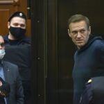 Alexei Navalni durante la vista de su juicio