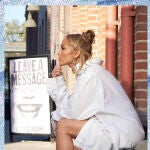 Jennifer Lopez vuelve al peinado de los 90's que todas llevamos en nuestra adolescencia.