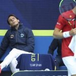Nadal hace estiramientos en el banquillo del equipo español en la eliminatoria de la ATP Cup contra Australia