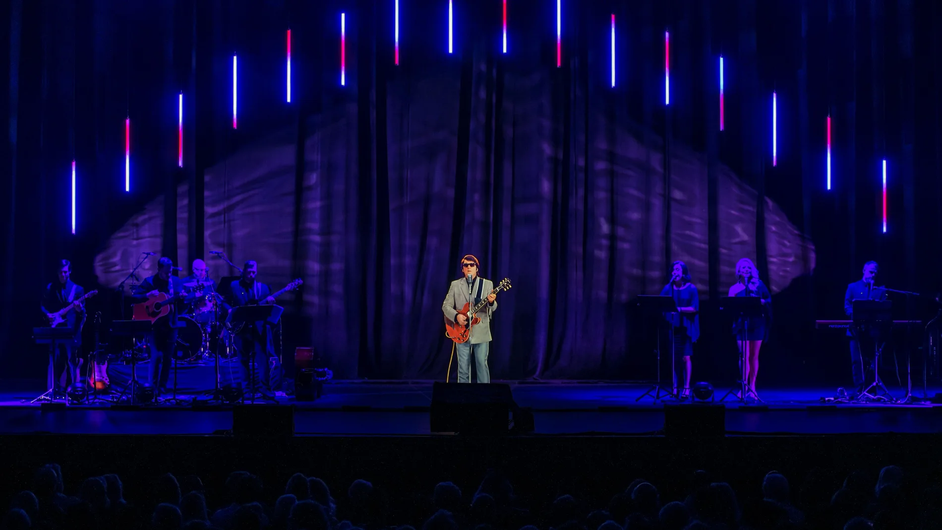 Una imagen del espectáculo que reúne de forma virtual a Roy Orbison y Buddy Holly