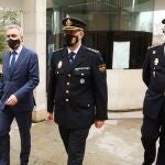 Acto de toma de posesión del comisario jefe de la Comisaría Local de Ponferrada, Claudio Javier Díaz Serrano (C). Junto a él, el delegado del Gobierno en Castilla y León, Javier Izquierdo (I), y el jefe superior de Policía Nacional, Juan José Campesino (D)