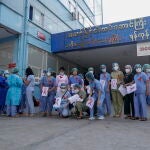 Trabajadores médicos con cintas rojas como símbolo de resistencia contra el golpe militar en el Hospital Central de Mujeres de Yangon, Myanmar