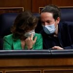 Carmen Calvo y Pablo Iglesias, durante el Pleno del Congreso de la semana pasada