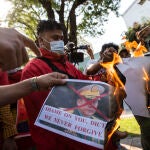 03 February 2021, Thailand, Bangkok: Demonstrators burn a crossed-out poster of Myanmar's army chief Min Aung Hlaing during a protest outside of Bangkok's United Nation's complex, after Myanmar's military seized power from the de facto leader Aung San Suu Kyi and President Win Myint. Photo: Adryel Talamantes/ZUMA Wire/dpa03/02/2021 ONLY FOR USE IN SPAIN