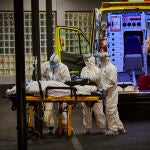 Personal sanitario de Urgencias reciben en una imagen de archivo a un enfermo de Covid-19