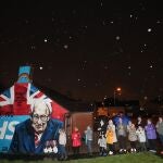 Vecinos de Belfast aplauden durante el homenaje nacional al capitán Sir Tom Moore