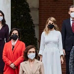 La variedad de las mascarillas elegidas por los miembros del Gobierno es especialmente visible en algunos ángulos de la foto de familia.