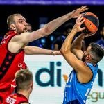 Barea intenta anotar ante la amenaza de tapón de Hlinason
