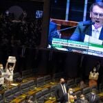 BRA115. BRASÍLIA (BRASIL), 03/02/2021. - Parlamentarios de la oposición protestan durante un discurso del presidente de Brasil, Jair Bolsonaro, en la apertura del año legislativo hoy miércoles, en la Conferencia Nacional en Brasilia. Bolsonaro dirigió un mensaje al Parlamento, en el cual volvió a comprometerse con la vacunación de la población contra la covid-19 y pidió ayuda de los legisladores para avanzar en la agenda económica. EFE/ Joédson Alves