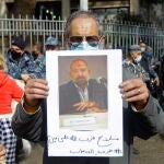 Foto de Lokman Slim con la frase "¿Armas de Hezbolá contra quién? Armas del terrorismo" durante una protesta en Beirut