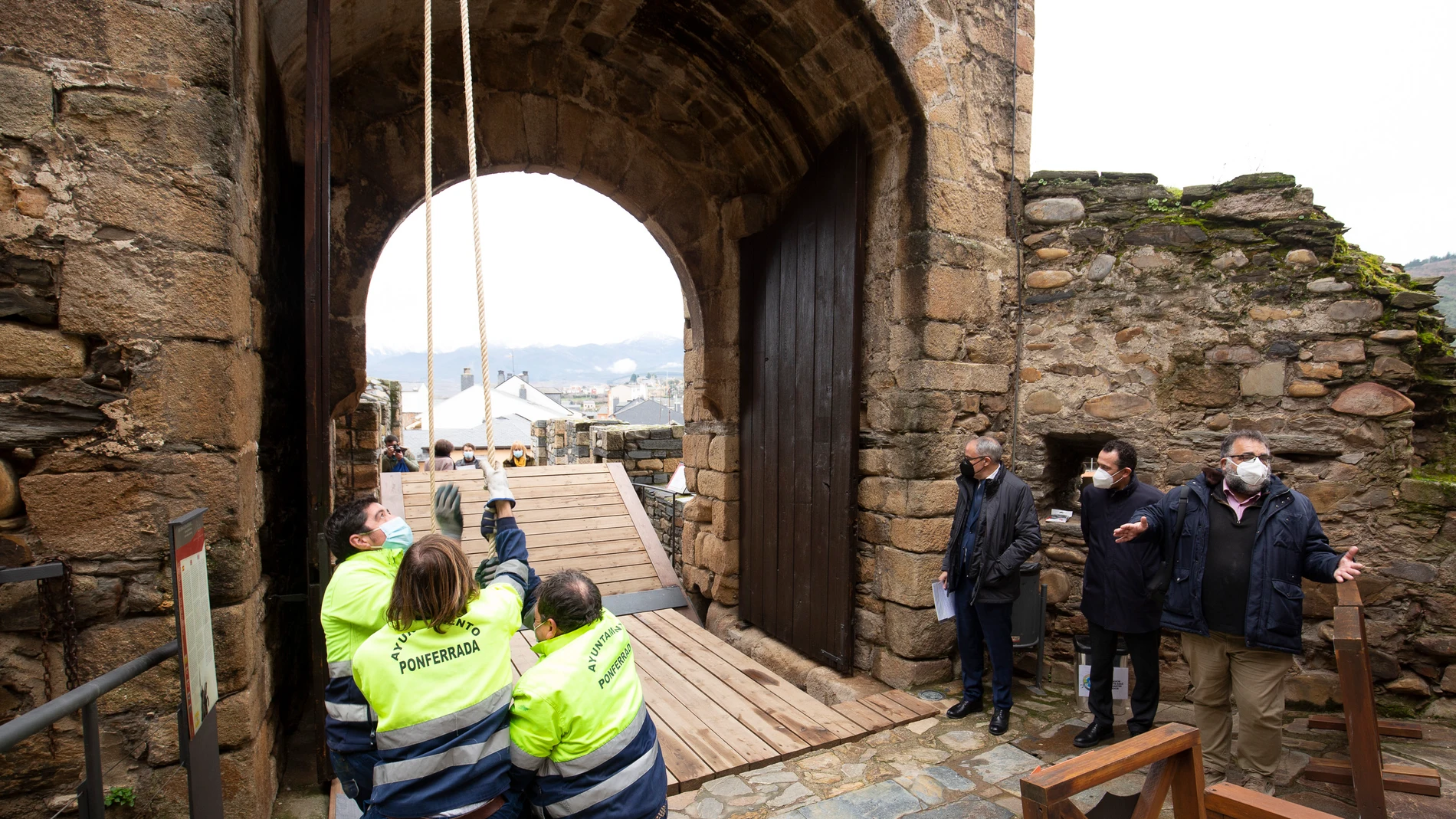 El alcalde de Ponferrada, Olegario Ramón (3D), inaugura la obra de reparación del puente de entrada al Castillo de los Templarios, acompañado por el arquitecto director de los trabajos, Fernando Cobos (D)