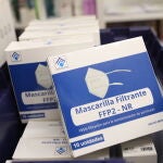 En la imagen, una caja de mascarillas FFP2