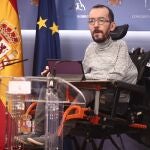 El portavoz parlamentario de Unidas Podemos, Pablo Echenique, interviene en una rueda de prensa convocada en el Congreso de los Diputados, en Madrid