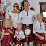 Karl Robb, el millonario escocés que compró Mi Gitana, con su familia en una imagen de sus redes sociales