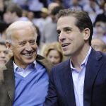 Joe Biden con su hijo Hunter Biden en 2020