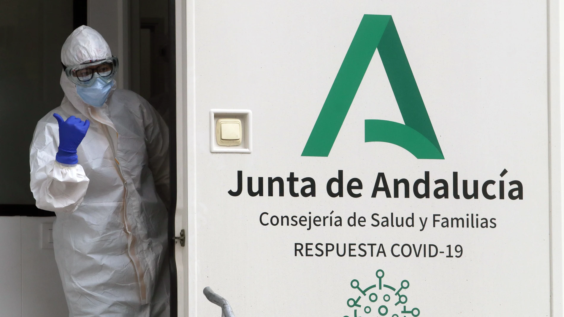 Sanitarios de la Junta de Andalucía, preparados para hacer los test rápidos de antígenos PCR. Álex Zea / Europa Press