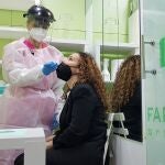 Una mujer se hace un test de antígenos en una farmacia de Madrid