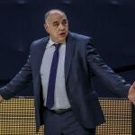 Laso pide explicaciones a sus jugadores ante el Baskonia