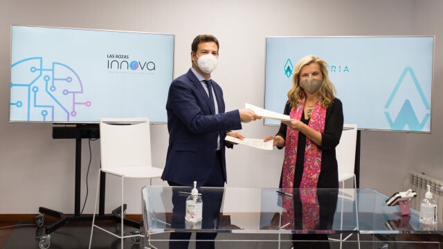El presidente de Las Rozas Innova y alcalde de Las Rozas, José de la Uz; y la presidenta de Alastria, María Parga
