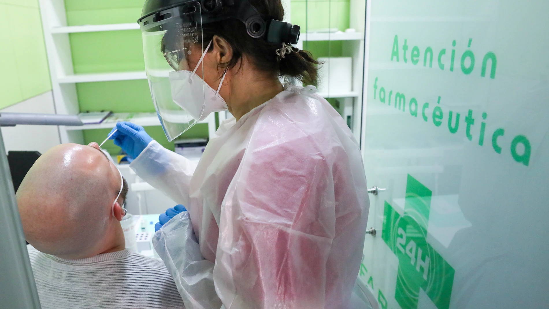Una trabajadora sanitaria realiza un test de antígeno a un hombre en la farmacia Las Gemelas, Madrid, (España), a 5 de febrero de 2021
