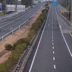 Vista de la autovía A-49, con el puente internacional al fondo estos días