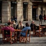 Aspecto de una terraza de un bar en el centro de Barcelona