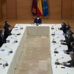 El presidente murciano, Fernando López Miras, junto a los representantes del sector hortofrutícola afectado por el brexit
