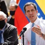 Juan Guaidó en una reunión con diputados este miércoles
