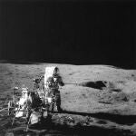 Alan Shepard, durante el paseo lunar en el que jugó al golf.