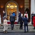 El presidente del Ejecutivo, Pedro Sánchez, posa para la foto de familia a las puertas del Palacio de la Moncloa con su equipo de gobierno, que ha incorporado a Miquel Iceta como nuevo ministro de Política Territorial y Función Pública y a Carolina Darias